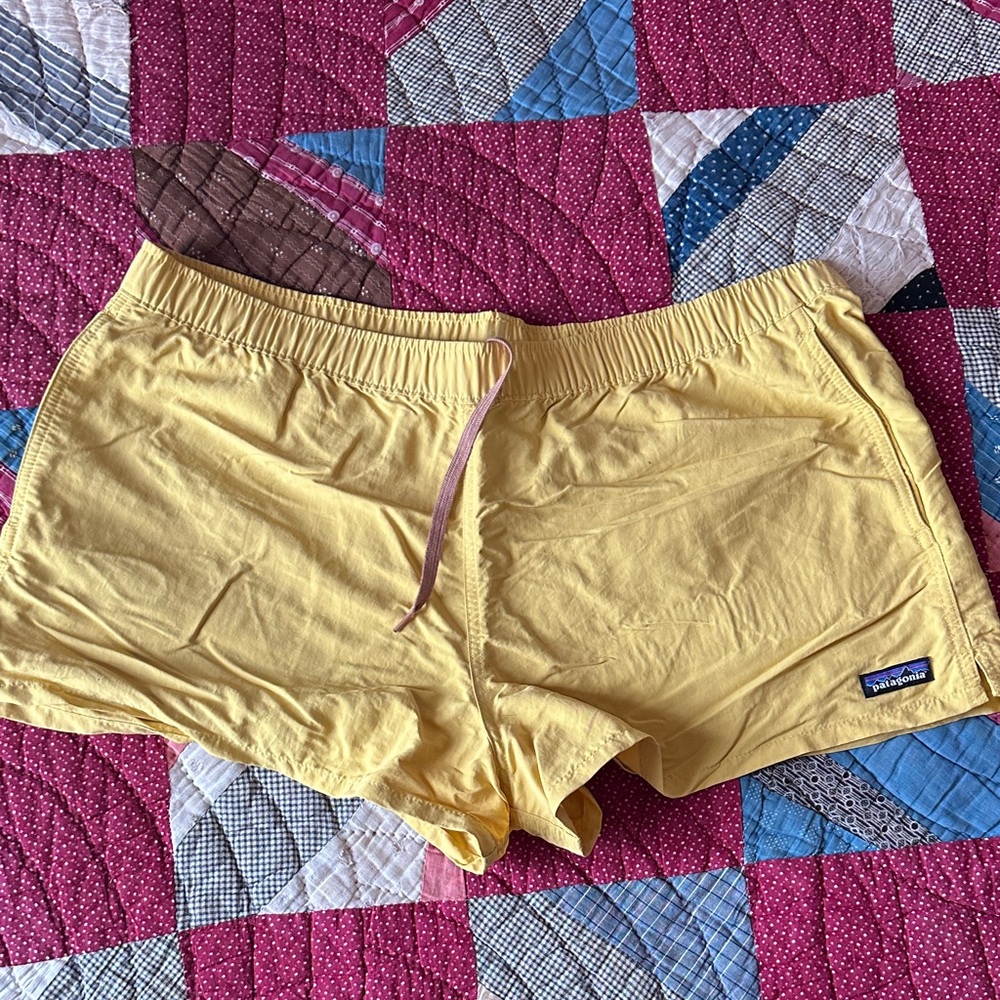 Patagonia Women's yellow baggies size xl